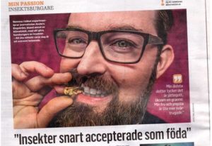 Från tidningen Journalisten. Brukar normalt inte posera med syrsa i munnen...