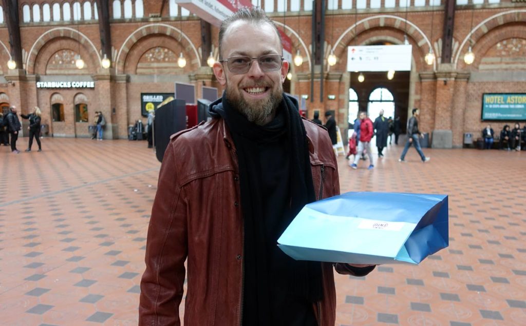 Kamil delivering me a special package with crickets and crickets flour from Ento.nu (photo: Bugburger)